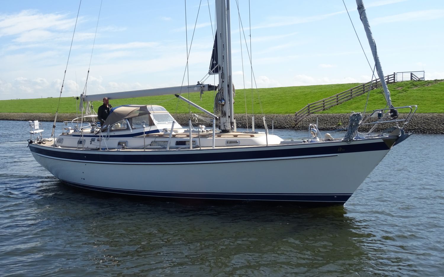 Hallberg Rassy 42 F, Sailing Yacht for sale by HollandBoat International Yachtbrokers