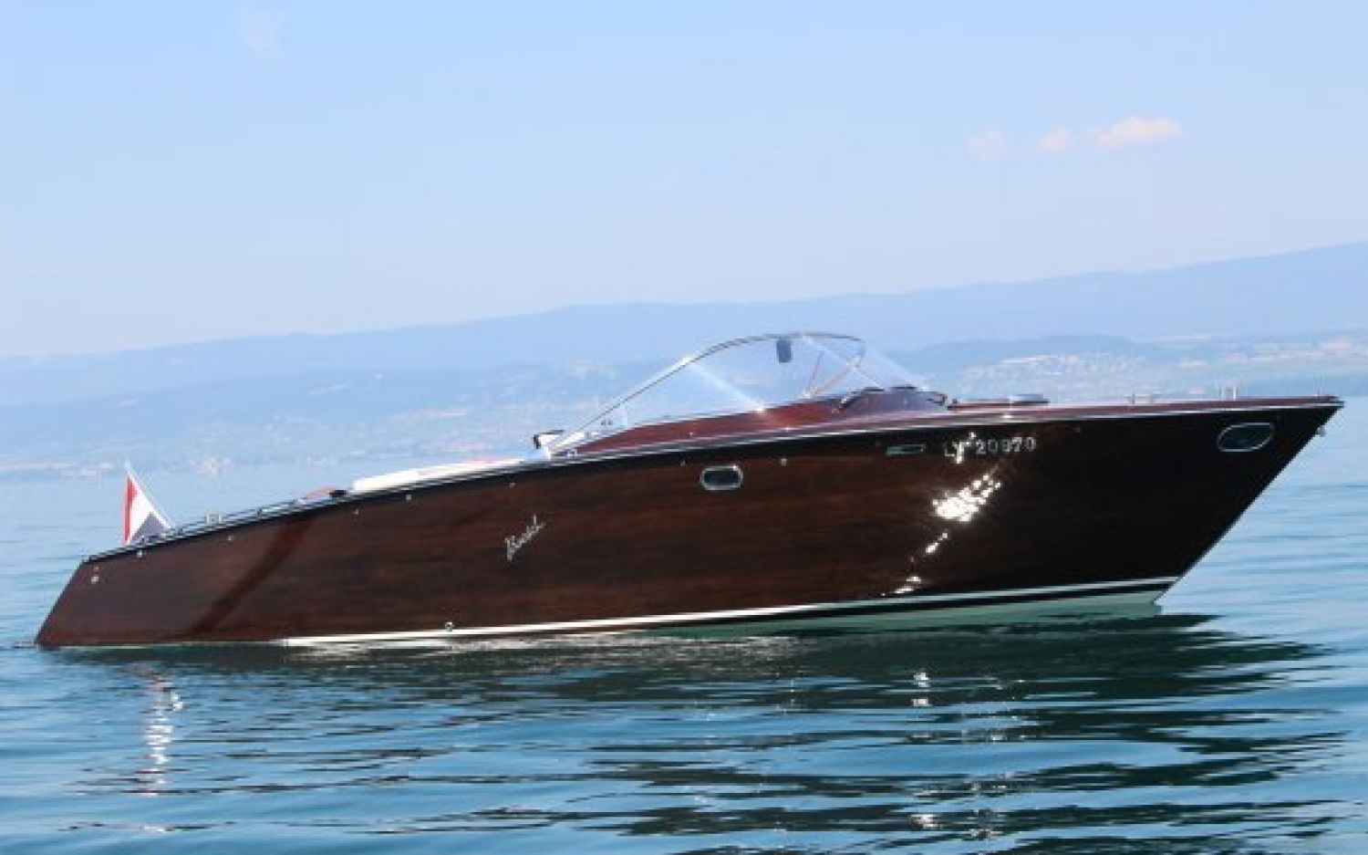 Boesch Riviera De Luxe 900, Speedboat and sport cruiser for sale by HollandBoat International Yachtbrokers