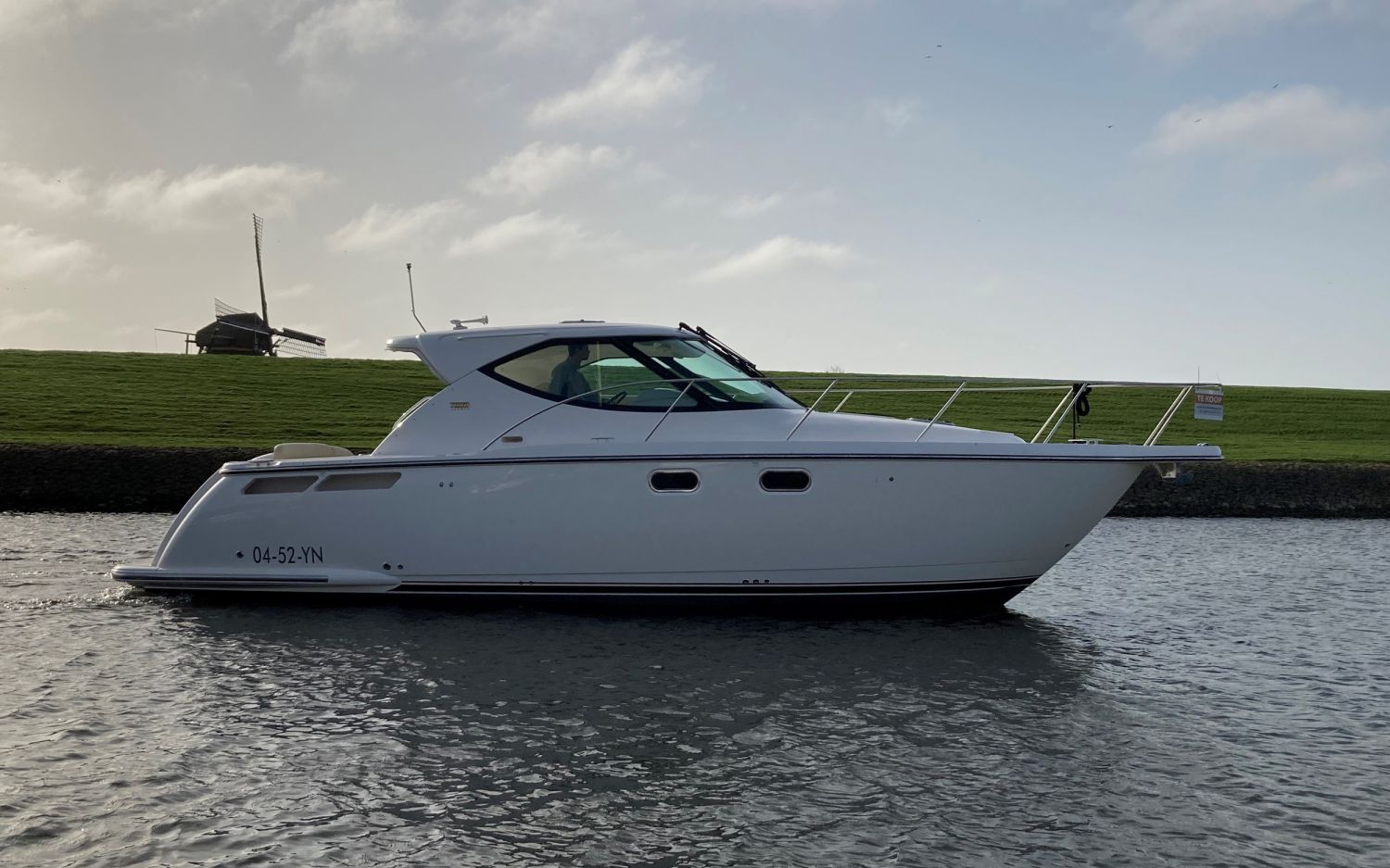 Tiara 3500 Motorjacht Volvo Penta IPS, Speedboat and sport cruiser for sale by HollandBoat International Yachtbrokers