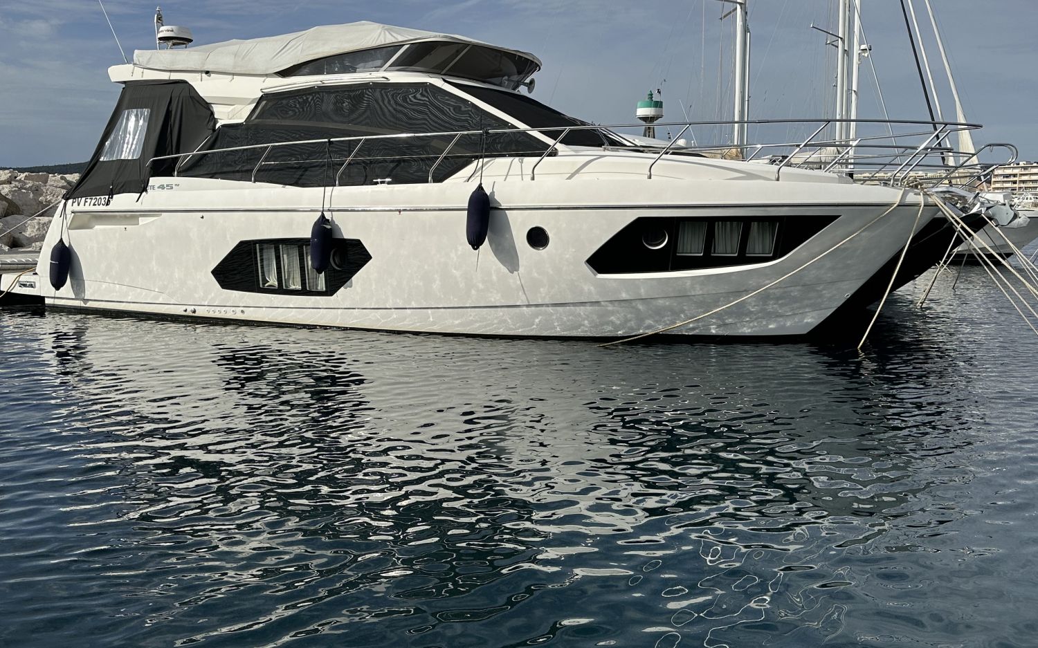 Absolute 45 Fly, Motorjacht for sale by HollandBoat International Yachtbrokers