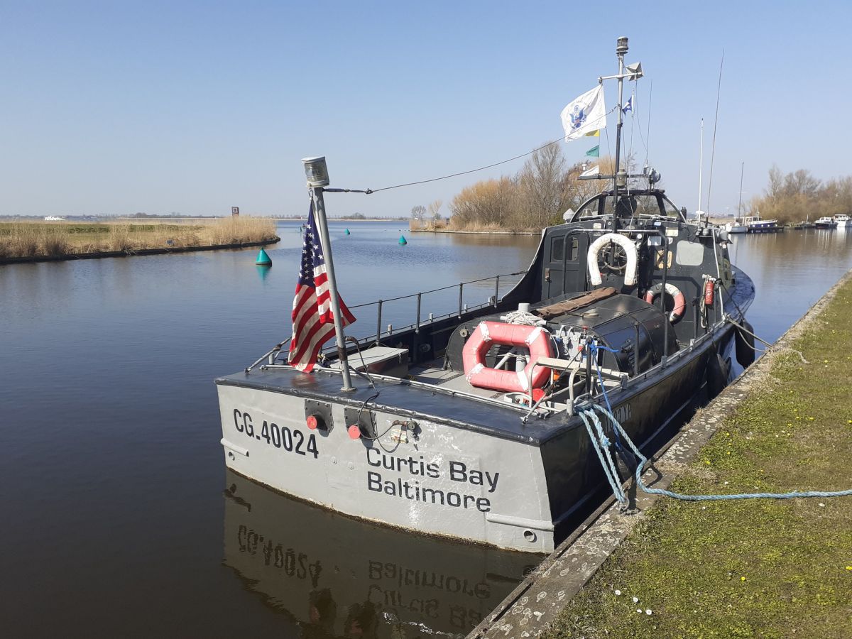 Boot der Küstenwache 40,3x18x14,5cm im Netz