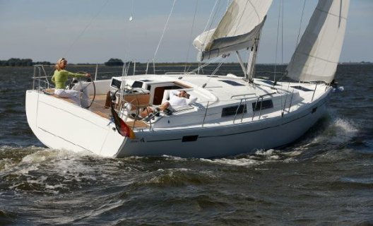 Hanse 385, Zeiljacht for sale by White Whale Yachtbrokers - International