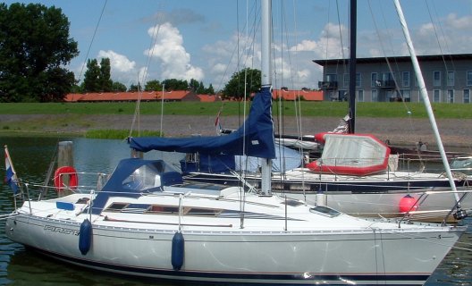 Beneteau First 305, Segelyacht for sale by White Whale Yachtbrokers - Sneek