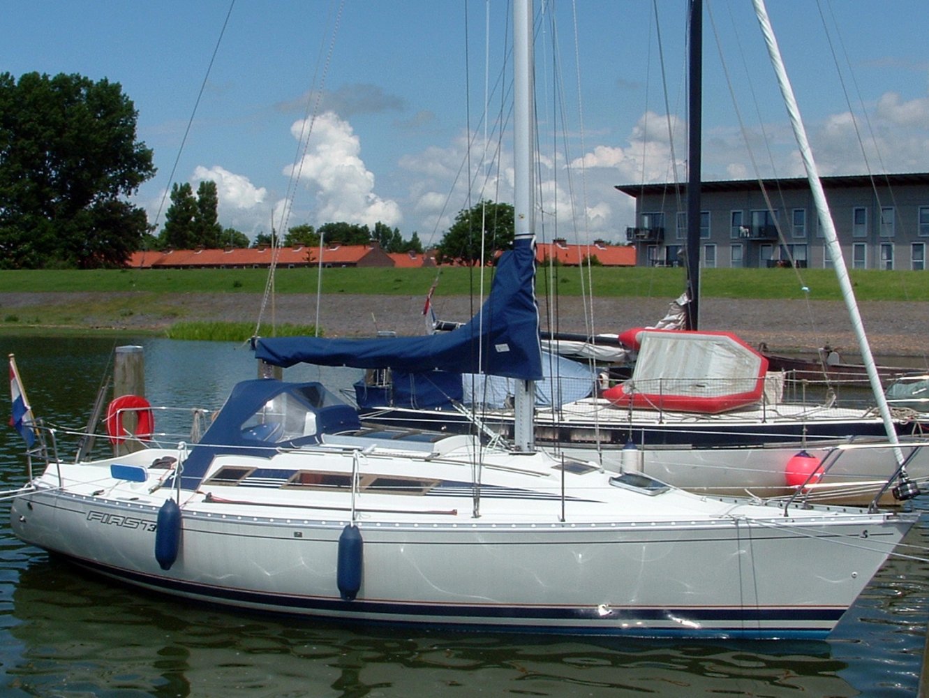 sailboatdata beneteau first 305