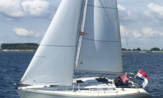 Elan 331, Zeiljacht for sale by White Whale Yachtbrokers - Willemstad