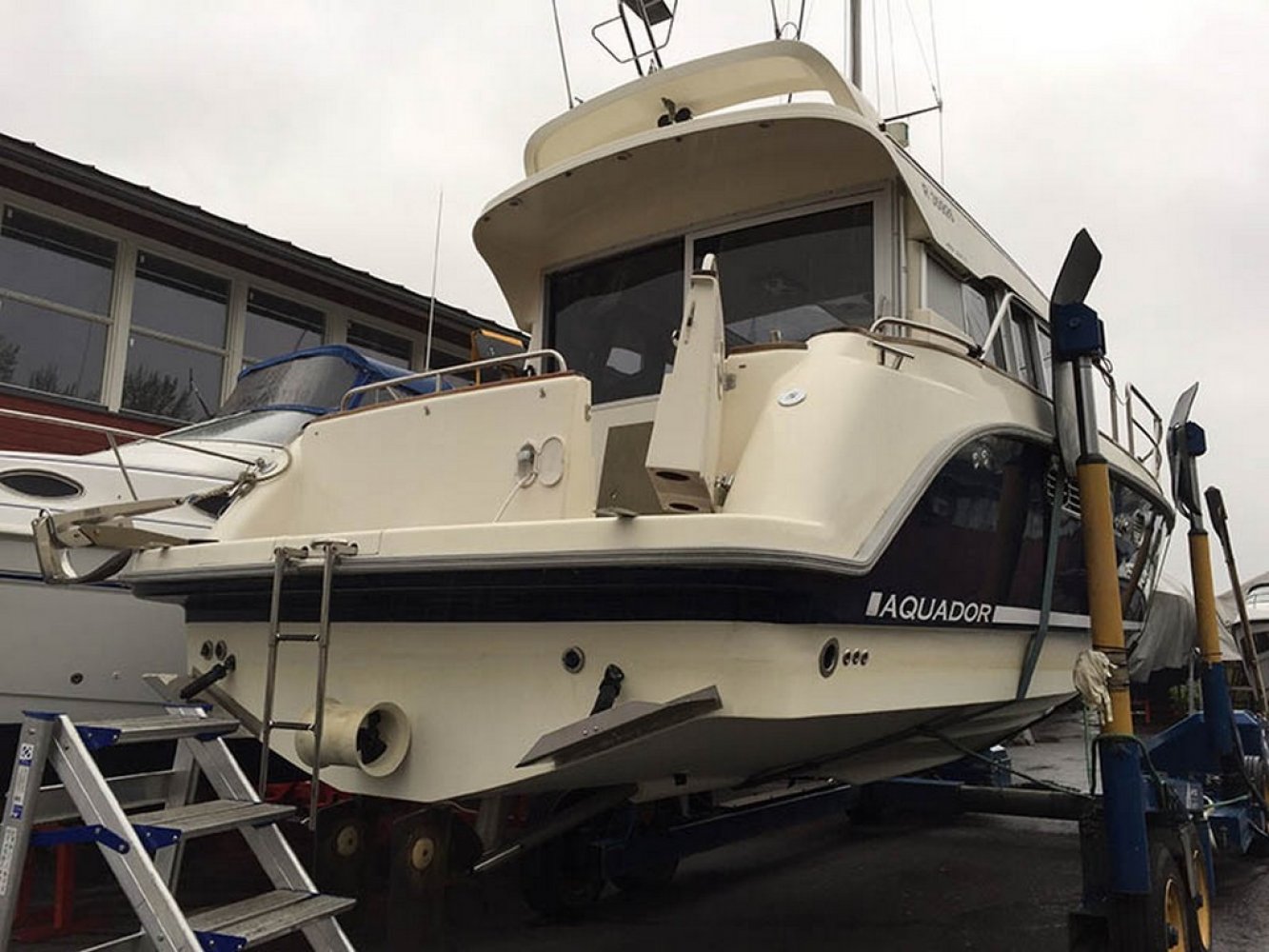 Aquador 32 motorboot | White Whale Yachtbrokers