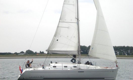 Beneteau First 31.7, Zeiljacht for sale by White Whale Yachtbrokers - Willemstad