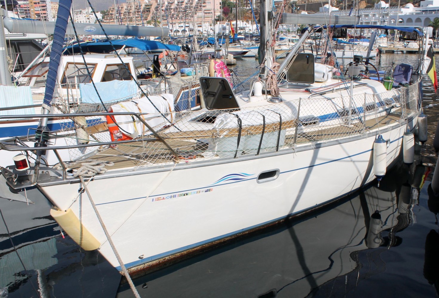 sailboatdata bavaria 37