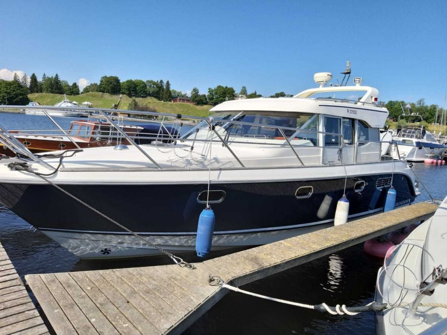 Aquador 32 C motorboot zu verkaufen | White Whale Yachtbrokers