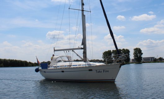 Bavaria 37 Exclusive, Zeiljacht for sale by White Whale Yachtbrokers - Limburg