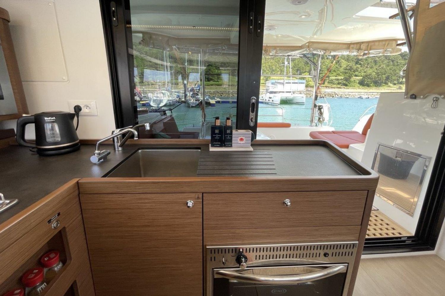 Lagoon 42 sailboat for sale | White Whale Yachtbrokers