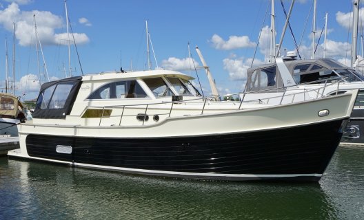 Newport Bass XL Hardtop, Motor Yacht for sale by White Whale Yachtbrokers - Willemstad