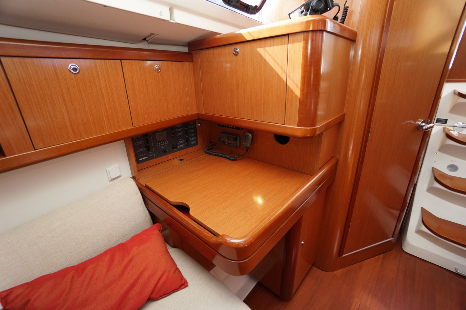 Oceanis 34 zeilboot White Whale Yachtbrokers