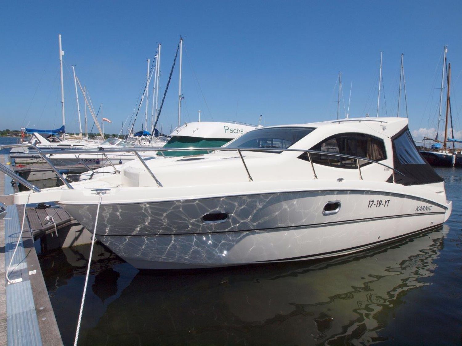 Karnic 2965 Cruiser motorboat for sale | White Whale Yachtbrokers