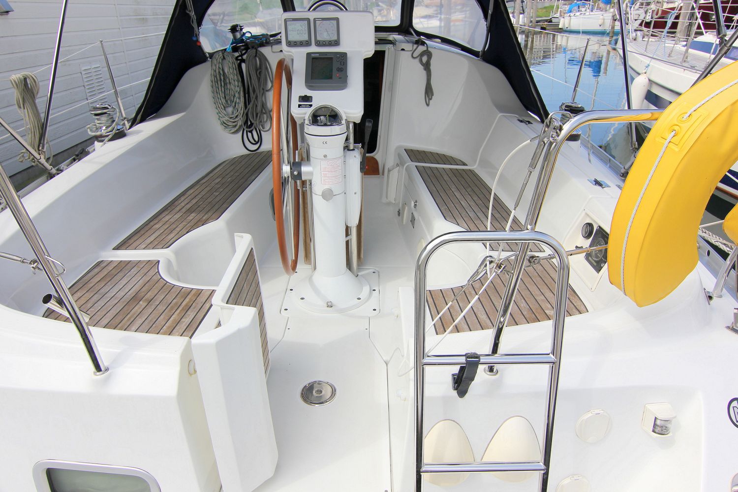 Beneteau Oceanis 323 sailboat for sale | White Whale Yachtbrokers