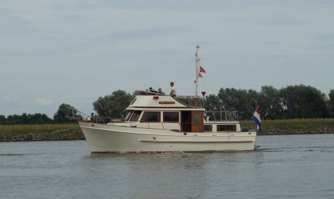 UNIVERSAL 36 TRAWLER 2 CABIN, Motoryacht for sale by 