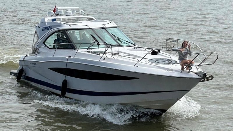 Four Winns V435 - Export, Speedboat and sport cruiser for sale by Jachtmakelaardij Kappers