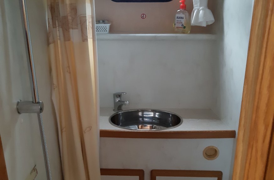 Douche met wasbak.