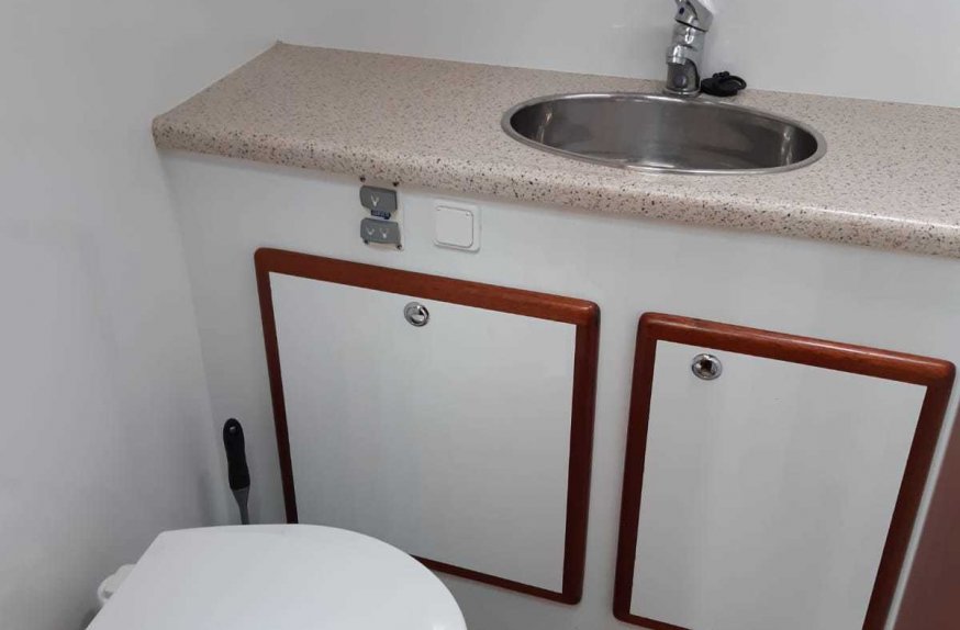 Ruime toilet met wasbak.