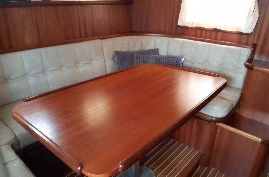 ruime eettafel met bank