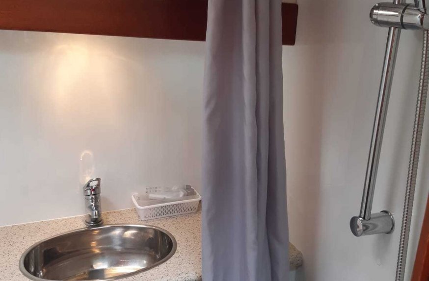 Ruime douche met wasbak