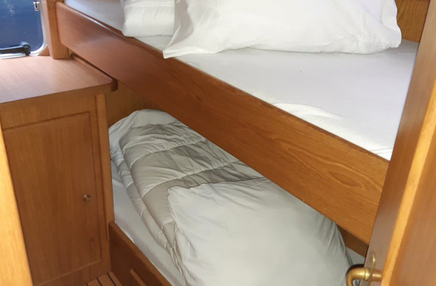 2 x 1 persoons bed boven elkaar.