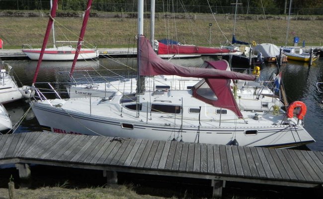 Feeling 326, Zeiljacht for sale by At Sea Yachting