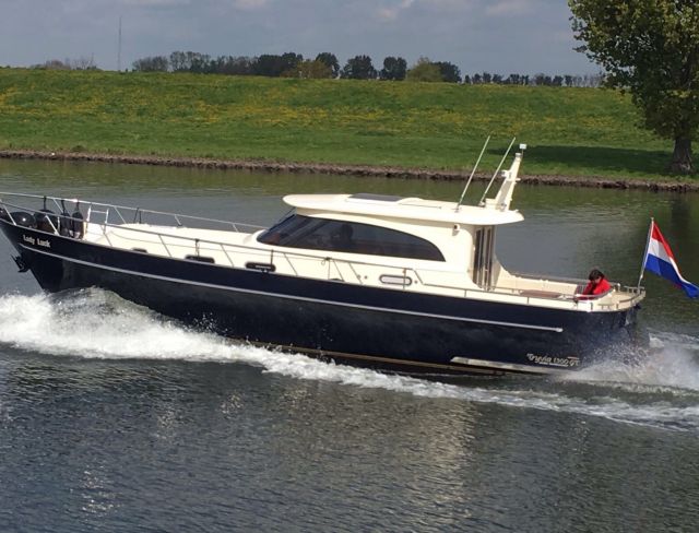 Tryvia 1300 GT Hardtop, Bateau à moteur