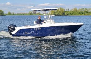 Robalo Center Console R222