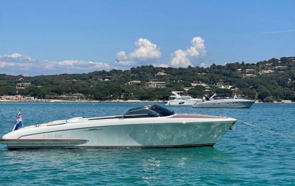 Riva Iseo, Speedboat and sport cruiser | Orange Yachting