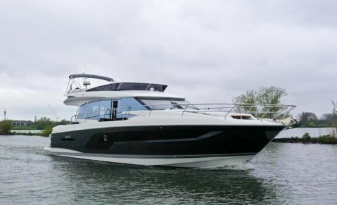 Prestige 590 Flybridge, Motorjacht for sale by International Yacht Management