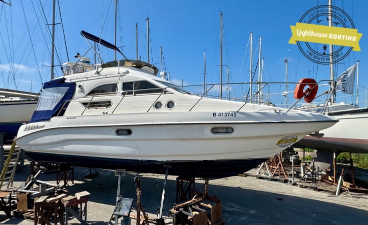 Sealine F33 Flybridge, Speedboat and sport cruiser for sale by Lighthouse Boating
