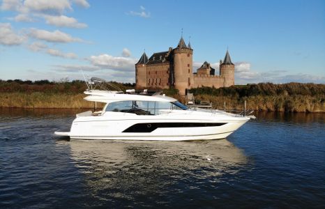 Prestige 590 Flybridge, Моторная яхта