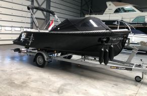 Corsiva 595 Tender Zwart Suzuki 30 Pk PEGA Trailer (V2700/67 V-liner)