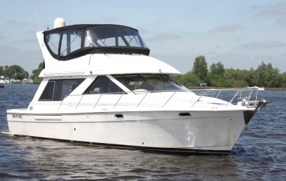 Bayliner 3988 Command Bridge, Motoryacht for sale by Jachtbemiddeling Terherne-Nautic