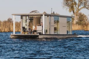 AquaHome Comfort Houseboat