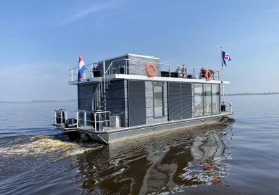 VaarAppartement 'Black Pearl' Houseboat - Panoramahut, Varend woonschip for sale by Huisboot Makelaar