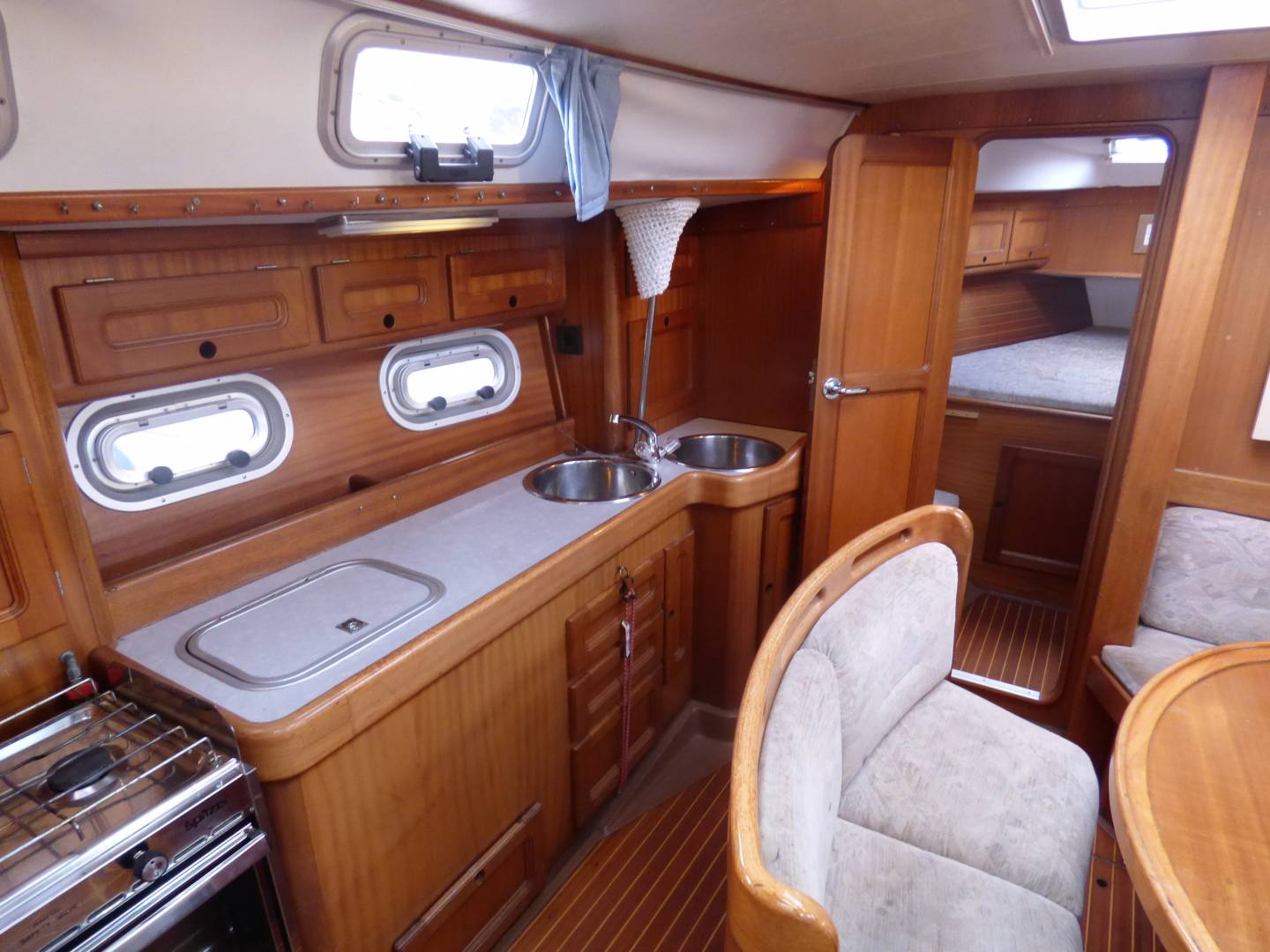 bavaria-370-lagoon-allround-yachting