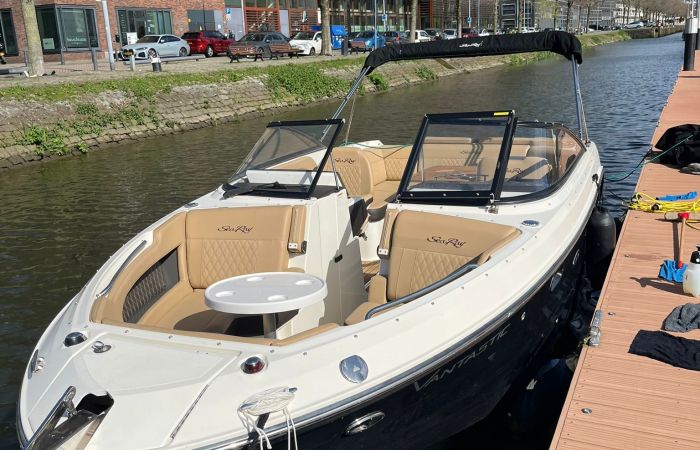 Sea Ray SLX 250, Speedboat and sport cruiser for sale by Vaarmakelaar